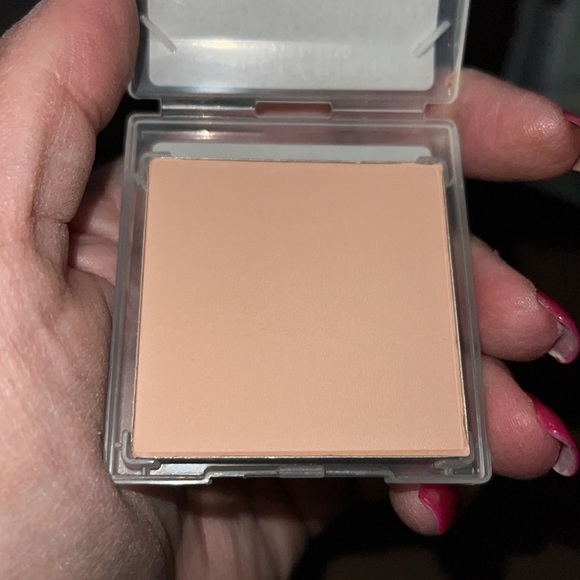 Mary Kay Sheer Mineral Pressed Powder-Beige 1 or Ivory 2 - Picture 2 of 5